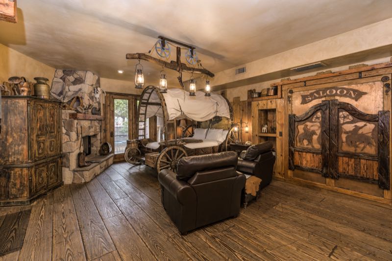 Wagon Wheel villa living area with saloon-style details